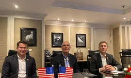 (Từ trái qua) Các nghị sĩ Mỹ Seth Moulton, John Moolenaar và Greg Stanton trong cuộc gặp nhóm phóng viên Việt Nam chiều tối 27/5. Ảnh: Thu loan