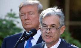 Chủ tịch Fed Jerome Powell trong một lần phát biểu khi đứng cạnh Ông Trump. (Ảnh: Reuters)