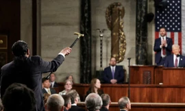 Nghị sĩ giơ gậy và hét vào mặt ông Trump sắp nhận hình phạt