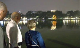 Tổng thống Hungary và Phu nhân nắm tay dạo phố Hà Nội