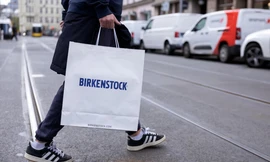 Một người xách túi của thương hiệu Birkenstock ở Berlin, Đức. (Ảnh: Reuters)