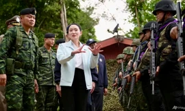 Thủ tướng Thái Lan Paetongtarn Shinawatra trong chuyến thăm lực lượng biên giới ngày 20/6. (Ảnh: AP)