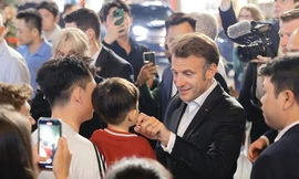 Tổng thống Pháp và Phu nhân dạo phố Hà Nội, tham quan Nhà thờ Lớn