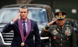 Bộ trưởng Quốc phòng Mỹ Pete Hegseth và Tham mưu trưởng Lục quân Philippines Romeo Brawner Jr duyệt đội danh dự ở Trại Aguinaldo, Philippines, ngày 28/3. (Ảnh: Reuters)