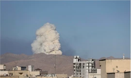 Khói bay lên từ một địa điểm thuộc thủ đô Tehran của Iran sau đòn tấn công của Israel ngày 18/6. (Ảnh: WANA)