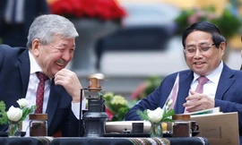 Hai Thủ tướng Việt Nam và Kyrgyzstan thưởng thức cà phê Việt trong Khu Di tích Phủ Chủ tịch 