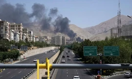 Iran ám ảnh với những người ‘đội mũ, đeo kính râm' 