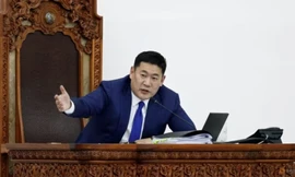 Thủ tướng Mông Cổ Luvsannamsrain Oyun-Erdene phát biểu trước Quốc hội trước khi diễn ra cuộc bỏ phiếu bất tín nhiệm ngày 2/6. (Ảnh: Reuters)