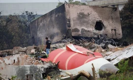 Hiện trường vụ rơi máy bay ở bang Gujarat, Ấn Độ. (Ảnh: Reuters)