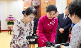 Phu nhân Tổng Bí thư Tô Lâm và Phu nhân Thủ tướng Nhật Bản cùng làm bánh cốm