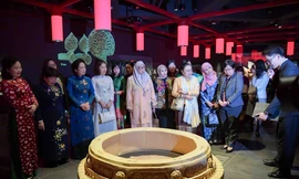 Phu nhân Chủ tịch Quốc hội Trần Thanh Mẫn chụp ảnh chung với Nhóm Phụ nữ Cộng đồng Asean tại Hà Nội ngày 17/3. (Ảnh: Mofa)