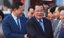 Chủ tịch Thượng viện Campuchia Hun Sen (phải) và Thủ tướng Campuchia Hun Manet. (Ảnh: AP)
