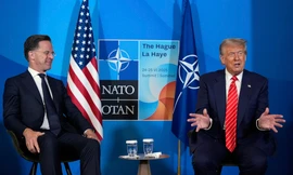 Tổng thư ký NATO Mark Rutte trong cuộc gặp Tổng thống Mỹ Donald Trump tại Hà Lan ngày 25/6. (Ảnh: AP)