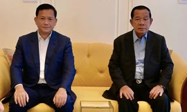 Chủ tịch Thượng viện Campuchia Hun Sen và Thủ tướng Campuchia Hun Manet. (Ảnh: Khmer Times)