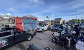 Xe cộ xếp hàng ở trạm kiểm soát biên giới Ban Hat Lek giữa Thái Lan và Campuchia ngày 17/6. (Ảnh: Bangkok Post)