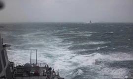 Tàu khu trục tên lửa Arleigh Burke trong chuyến đi cùng tàu hải quân Canada qua eo biển Đài Loan tháng 10/2024. (Ảnh: AP)