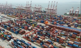 Các container vận chuyển hàng hoá ở cảng Quảng Châu, Trung Quốc, ngày 17/4. (Ảnh: AP)