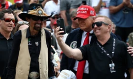 Tổng thống Mỹ Donald Trump trong một dịp chụp ảnh selfie với những người ủng hộ ông. (Ảnh: Reuters)