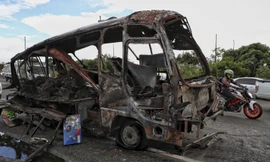 Xác một chiếc xe buýt sau khi nổ tung gần đồn cảnh sát Cauca, Colombia, ngày 10/6. (Ảnh: AP)