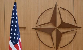 Logo của NATO bên cạnh quốc kỳ Mỹ. (Ảnh: Reuters)