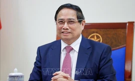 Thủ tướng Phạm Minh Chính trong cuộc điện đàm với Thủ tướng Malaysia ngày 6/4. (Ảnh: TTXVN)