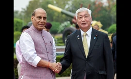 Bộ trưởng Quốc phòng Nhật Bản Gen Nakatani (phải) và người đồng cấp Ấn Độ Rajnath Singh trong cuộc gặp ngày 5/5. (Ảnh: ANI)
