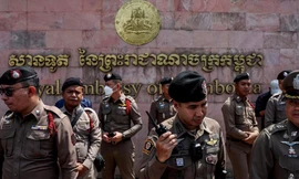 Cảnh sát đứng canh ở khu vực diễn ra cuộc biểu tình trước Đại sứ quán Campuchia ở Bangkok, Thái Lan ngày 28/5. (Ảnh: Reuters)