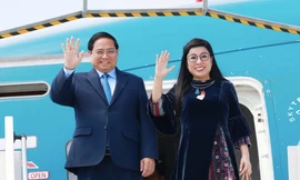 Thủ tướng Phạm Minh Chính và Phu nhân đến sân bay quốc tế Cotê d’Azur Nice. Ảnh: TTXVN