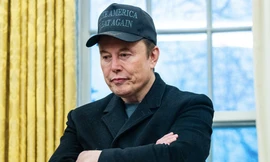 Tỷ phú Elon Musk đội chiếc mũ MAGA trong một dịp ở Phòng Bầu dục. (Ảnh: NYT)