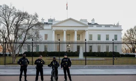 Phía trước Nhà Trắng. (Ảnh: Reuters)