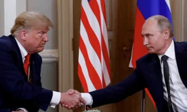 Tổng thống Nga Vladimir Putin và Tổng thống Mỹ Donald Trump trong cuộc gặp năm 2018. (Ảnh: Reuters)