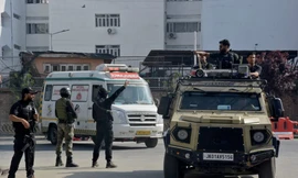 Lực lượng an ninh Ấn Độ hộ tống xe cứu thương chở thi thể khách du lịch thiệt mạng trong vụ tấn công gần Pahalgam ngày 23/4. (Ảnh: Reuters)