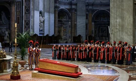 Linh cữu Giáo hoàng Francis được quàn tại Vương cung thánh đường Thánh Peter. (Ảnh: Reuters)