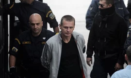 Alexander Vinnik bị cảnh sát hộ tống đến tòa án ở Hy Lạp năm 2017. (Ảnh: Reuters)