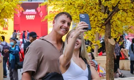 Du khách nước ngoài choáng ngợp với không khí đón Tết cổ truyền ở TPHCM