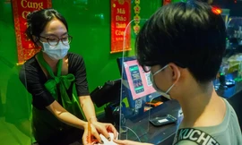 Rạp phim tại TPHCM nhộn nhịp người đến mua vé ngày đầu năm