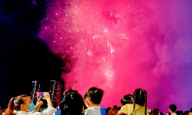 Người dân TPHCM hào hứng với màn pháo hoa mừng lễ 30/4