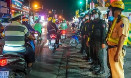  Bị đo độ cồn, người 'xin đừng giữ xe', người 'cầu cứu' cán bộ quen biết