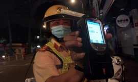 Cảnh sát giao thông TPHCM xuyên đêm kiểm tra nồng độ cồn người đi đường