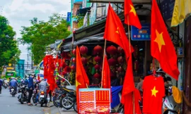 Đường phố TPHCM rợp cờ hoa trước trận chung kết Việt Nam - Thái Lan