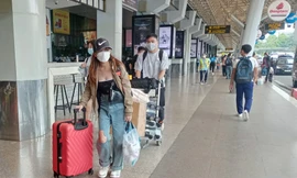 Sân bay Tân Sơn Nhất rất lạ chiều 29 Tết