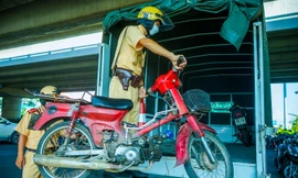 Bị CSGT tuýt còi, nhiều người chấp nhận bỏ xe