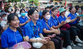 Bạn trẻ nô nức rủ nhau đi học kỹ năng xử lý cháy, giải đố ô chữ giao thông