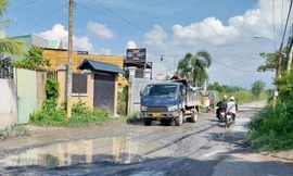 Xe quá tải 'băm nát' nhiều tuyến đường tại thành phố Thủ Đức