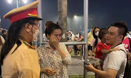 Phát loa hàng giờ tìm người thân cháu bé đi lạc khi xem pháo hoa