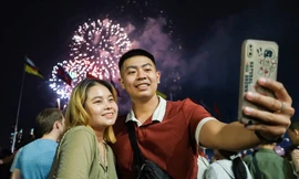 Những cặp đôi tay trong tay tình tứ đón năm mới ở TPHCM 