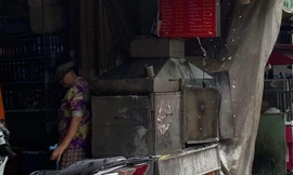 Cháy trong chợ, người dân náo loạn tháo chạy