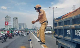 CSGT dùng tay không hốt cát lấp vệt dầu nhớt giữa cầu được dân 'thả tim'