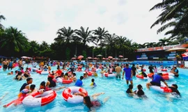 Các khu vui chơi giải trí tại TPHCM chật kín người trong ngày nghỉ lễ đầu tiên