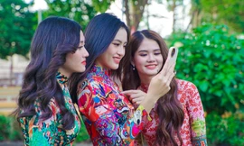 Nữ sinh TP. HCM xúng xính xuống phố chụp ảnh hưởng ứng Tuần lễ Áo dài 2023